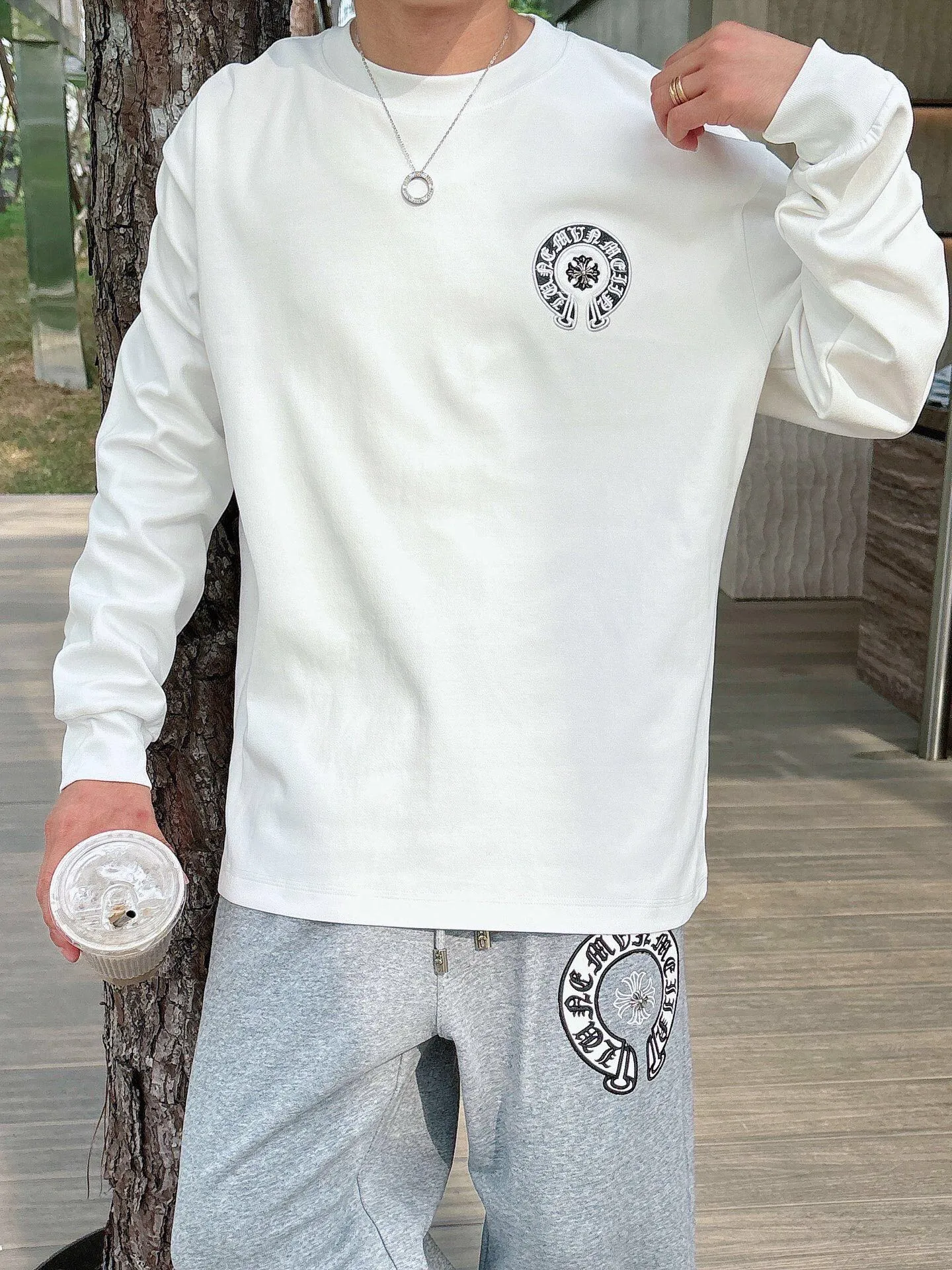 Clothes P 400💰 Pants P 446💰ChromeHearts Chrome Heart Round Neck Long Sleeve Pursuit of quality and absolute guarantee of quality! Using double-sided cotton fabric, the texture is clearly visible, the texture is soft, delicate and smooth, and the customized three-dimensional embroidery and leather patchwork technology is full of drape! The workmanship is fine and the shoulder lines are smooth. All imported chain machines are used to make the shoulder rolling strips. It has a certain thickness and is not made of cheap material but has a shiny feel that is comfortable and not tight on the upper body. It is the most avant-garde street item that can be easily matched by both men and women!  Color: black white Size: m-3xl Style number: 3576➕3750